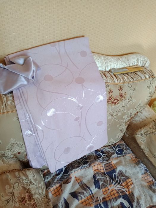 Покрывало,2 наволочки, шторы.
