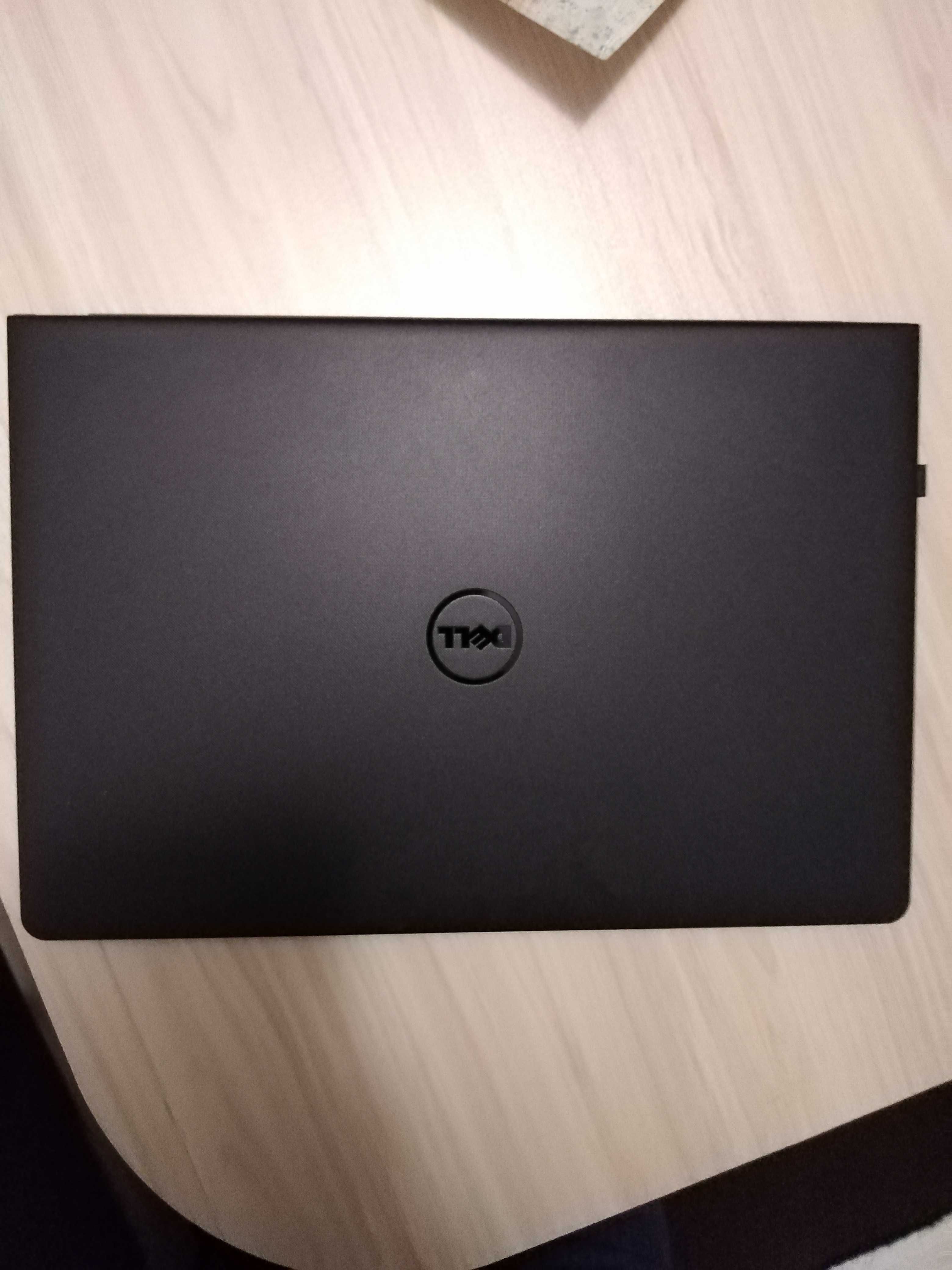 лаптоп Dell Inspiron 3551