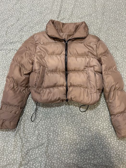 Късо тъмно бежово зимно яке