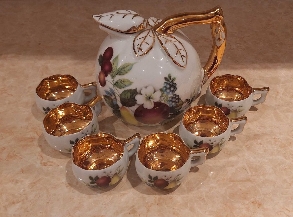 Чайник с малки чашки