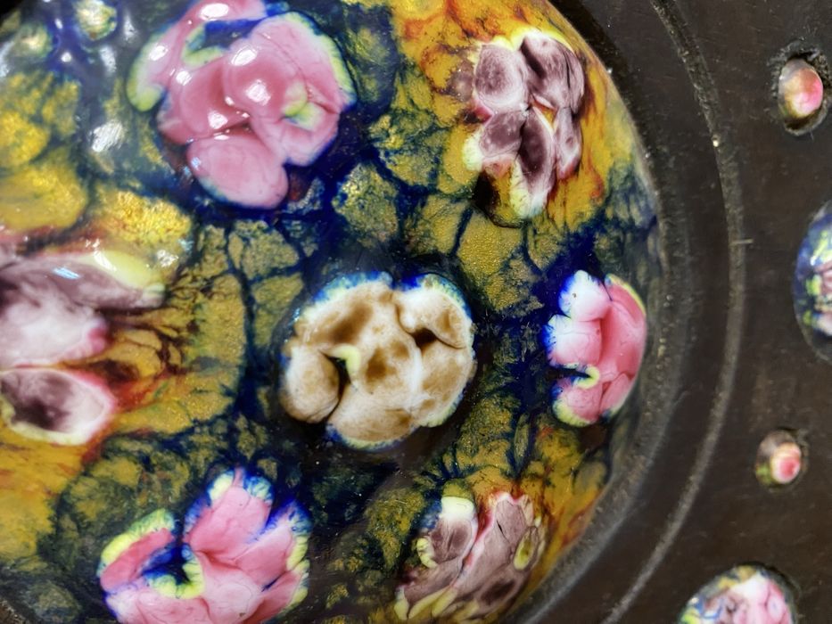 Стара декоративна чиния с ръчно рисуван емайл върху метал франция