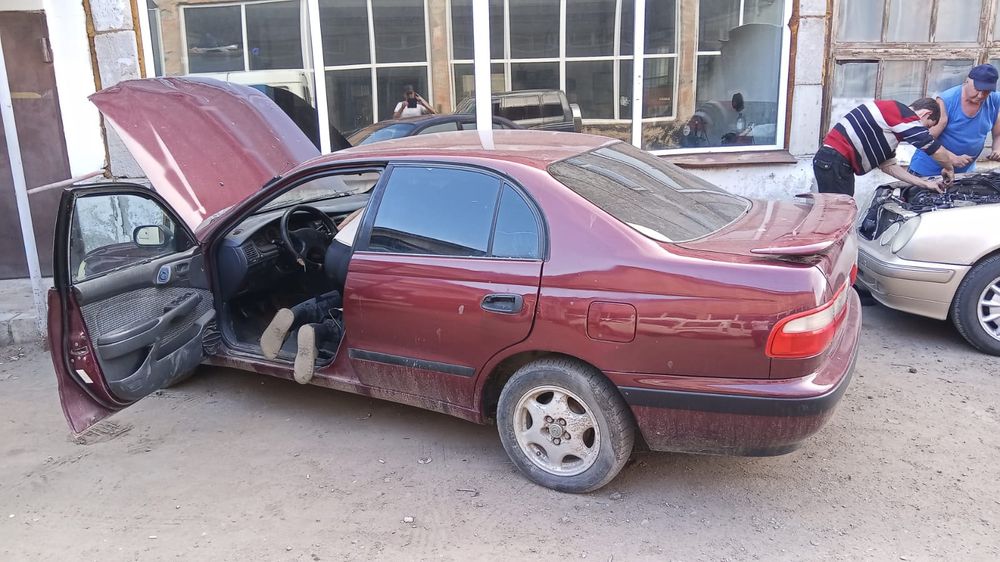 Тойота Карина E 1994г по запчастям