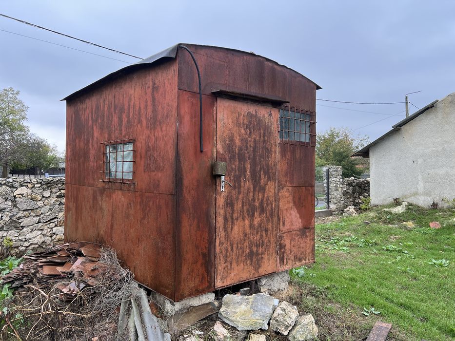 Baraca metal cu instalatie electrica