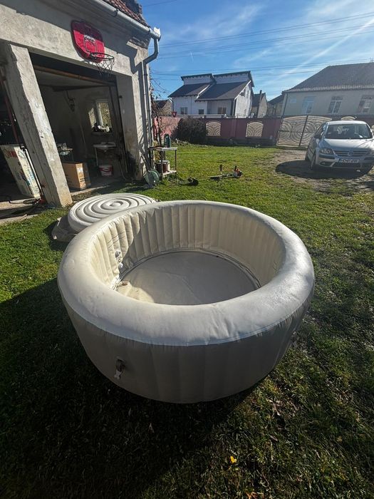 Vând jacuzzi gonflabil intex
