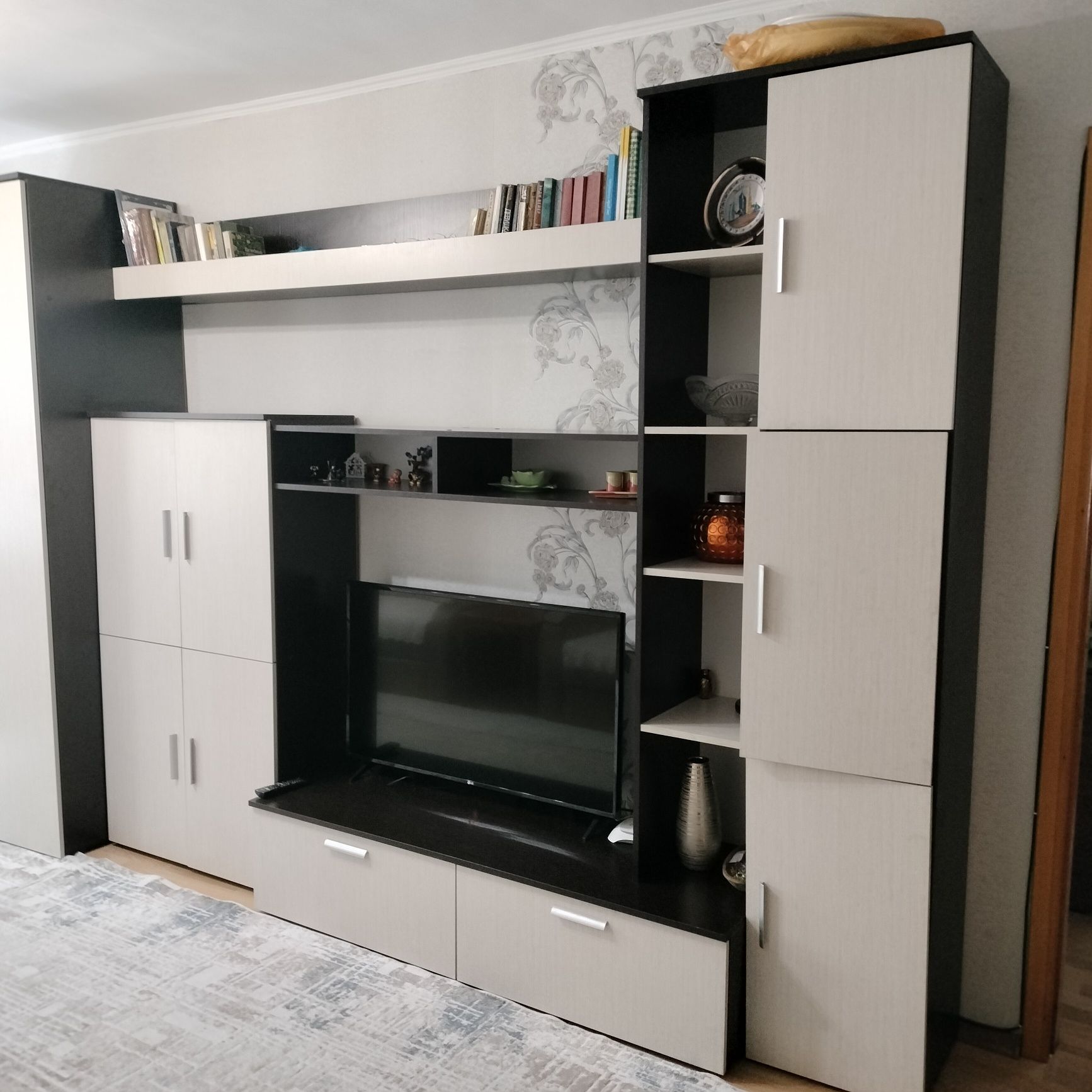 Стенка для посуды и платяной шкаф