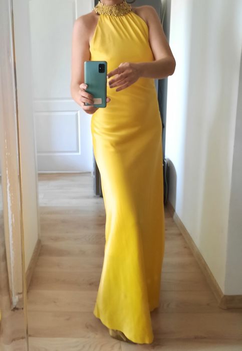 Vand rochie eleganta galbena cu spate gol