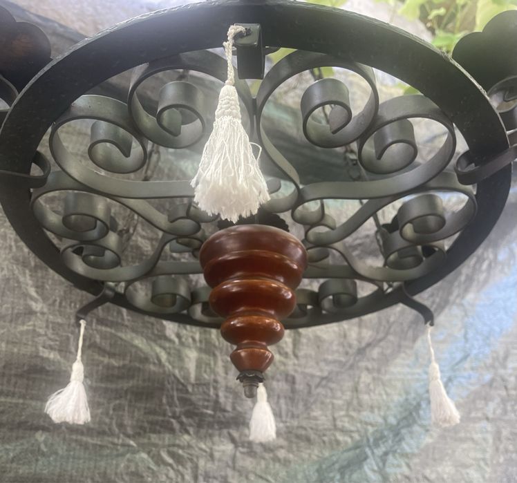 Vând lustră din fier forjat