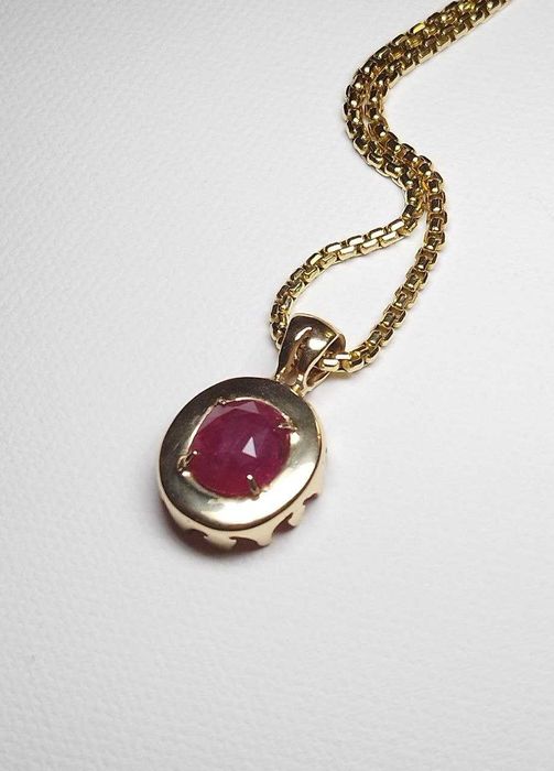 Издържан медальон с голям естествен рубин и неповторим дизайн! Уникат!