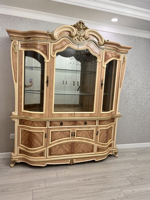 Сервант для зала  хорошом качестве.Очень прочный материал