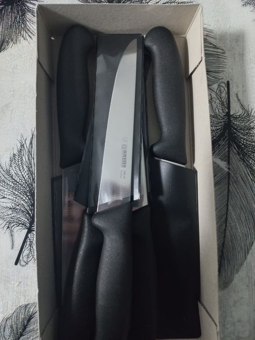 Vand cuțite mai multe detalii la telefon