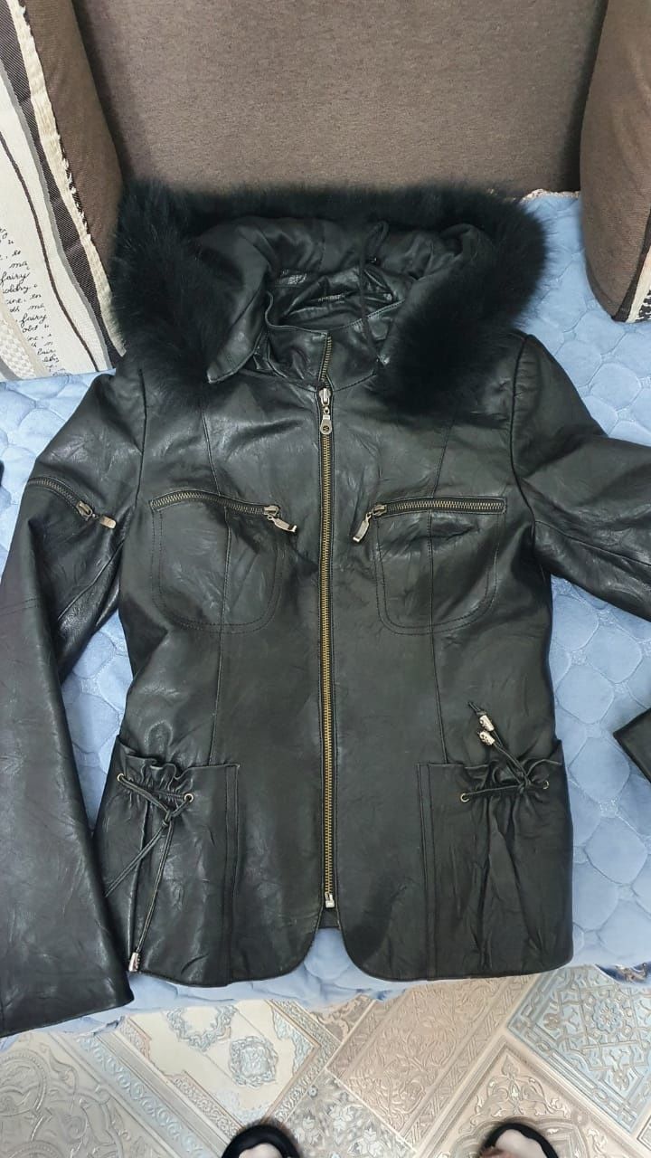 Продам женскую кожаную натуралка куртку