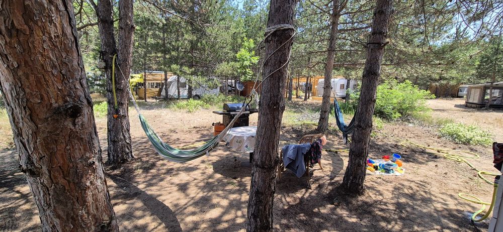 Продава се каравана с навес на Offshore Camp плаж Градина
