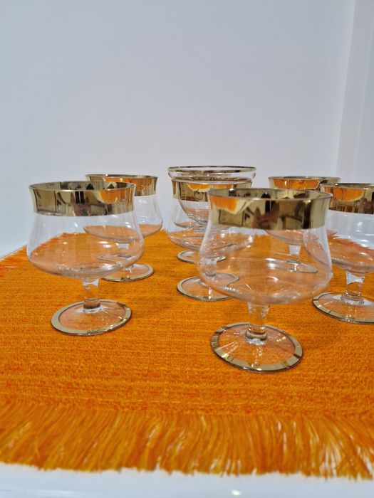 Cupe înghețată cu picior și suport de sos