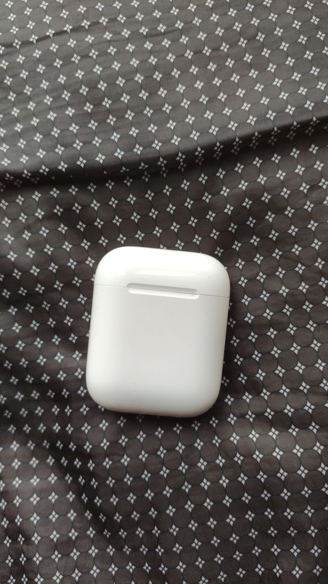 Продам оригинал кейс от airpods 2