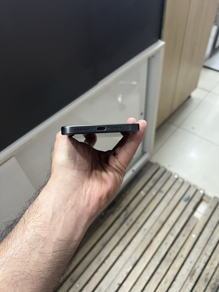 Iphone 16 pro max black sim karta!