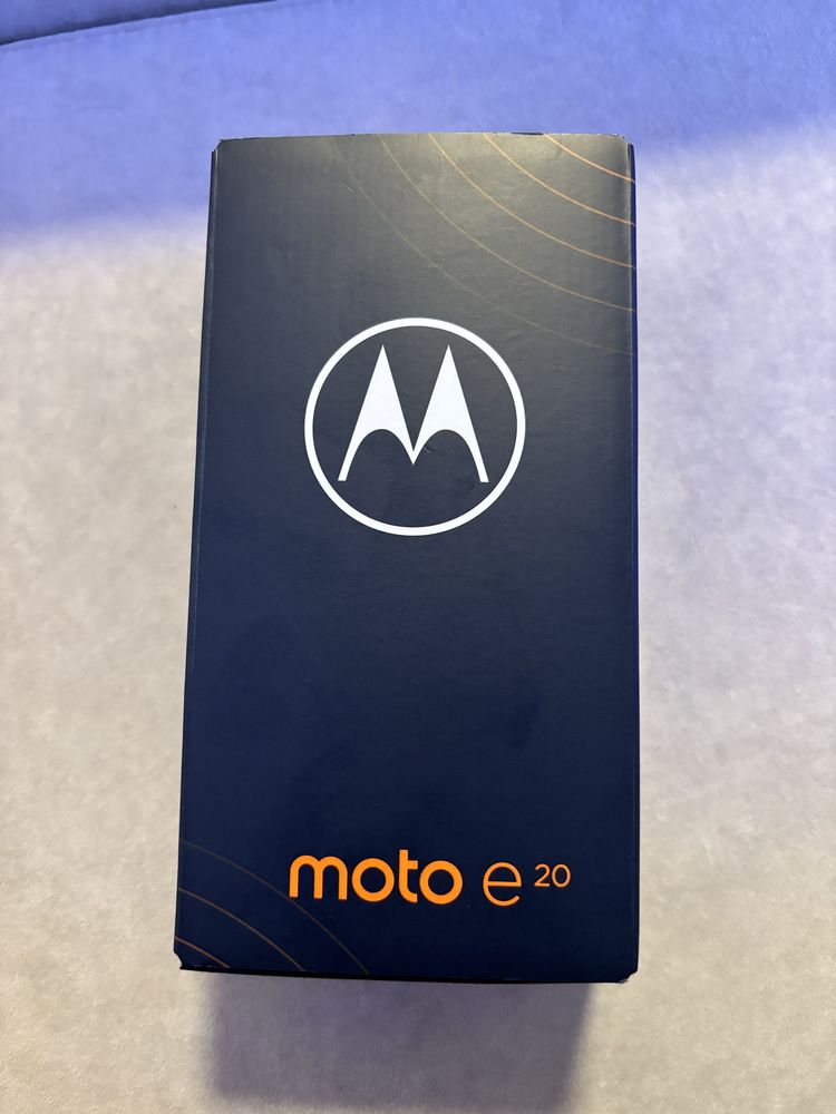 Телефон Motorola e20