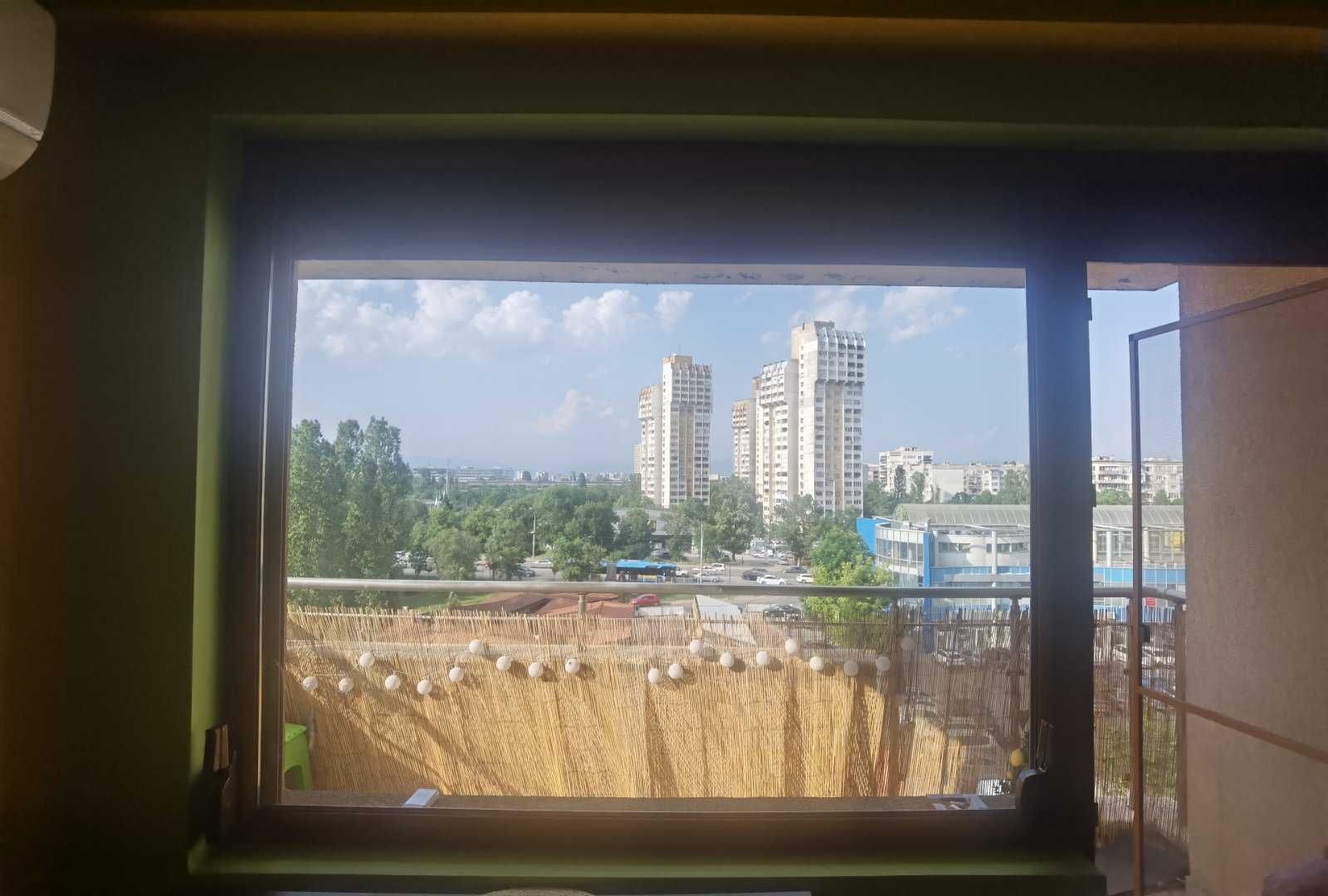 Продава изгодно алуминиева дограма с външни ролетни щори и комарник