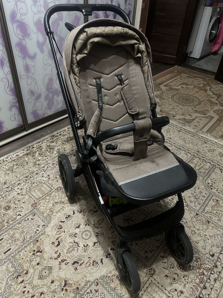 Продам коляску 2 в 1 имеется еще люлька для младенцев фирма Rent