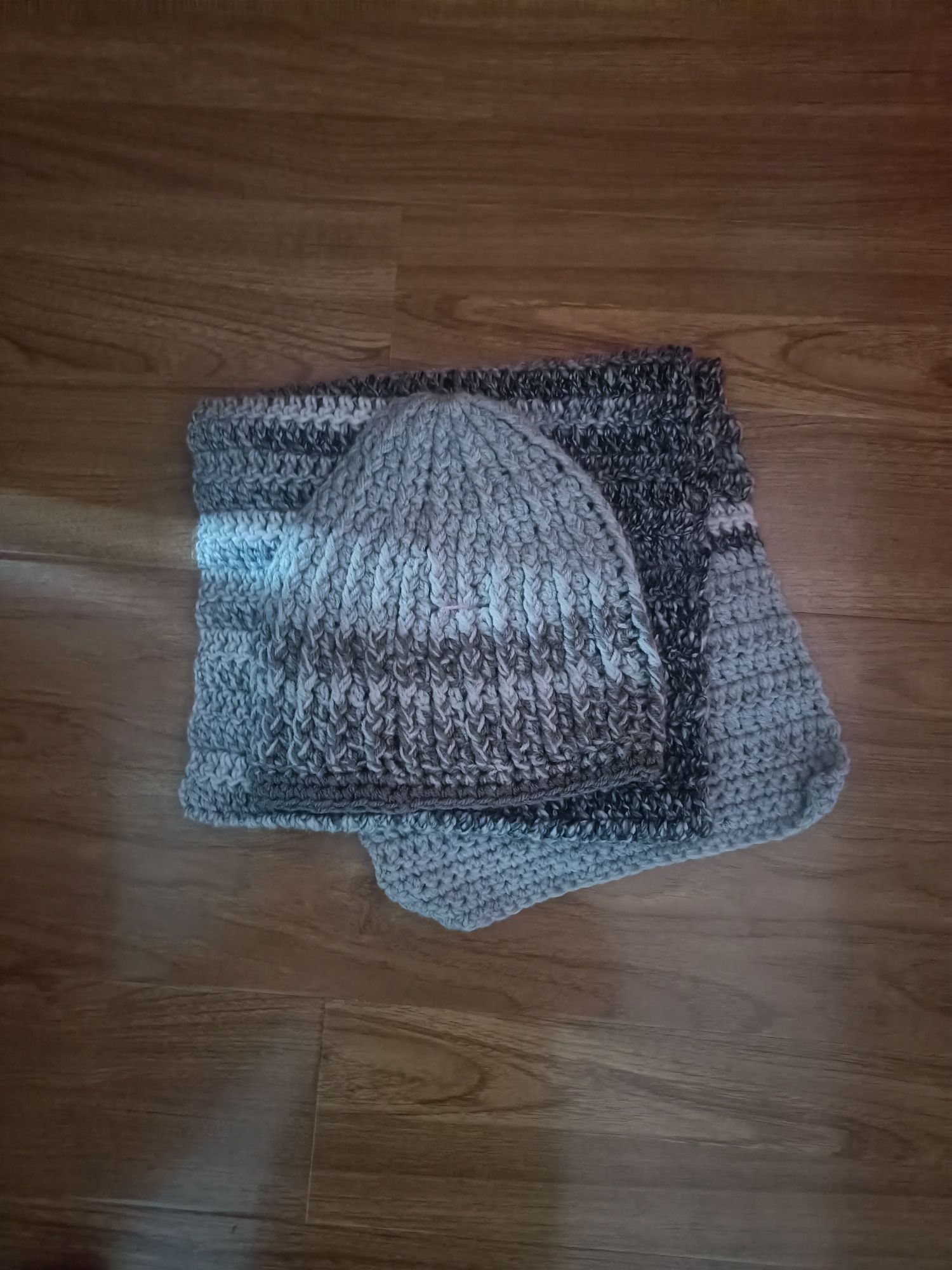 Vând Set Căciulă