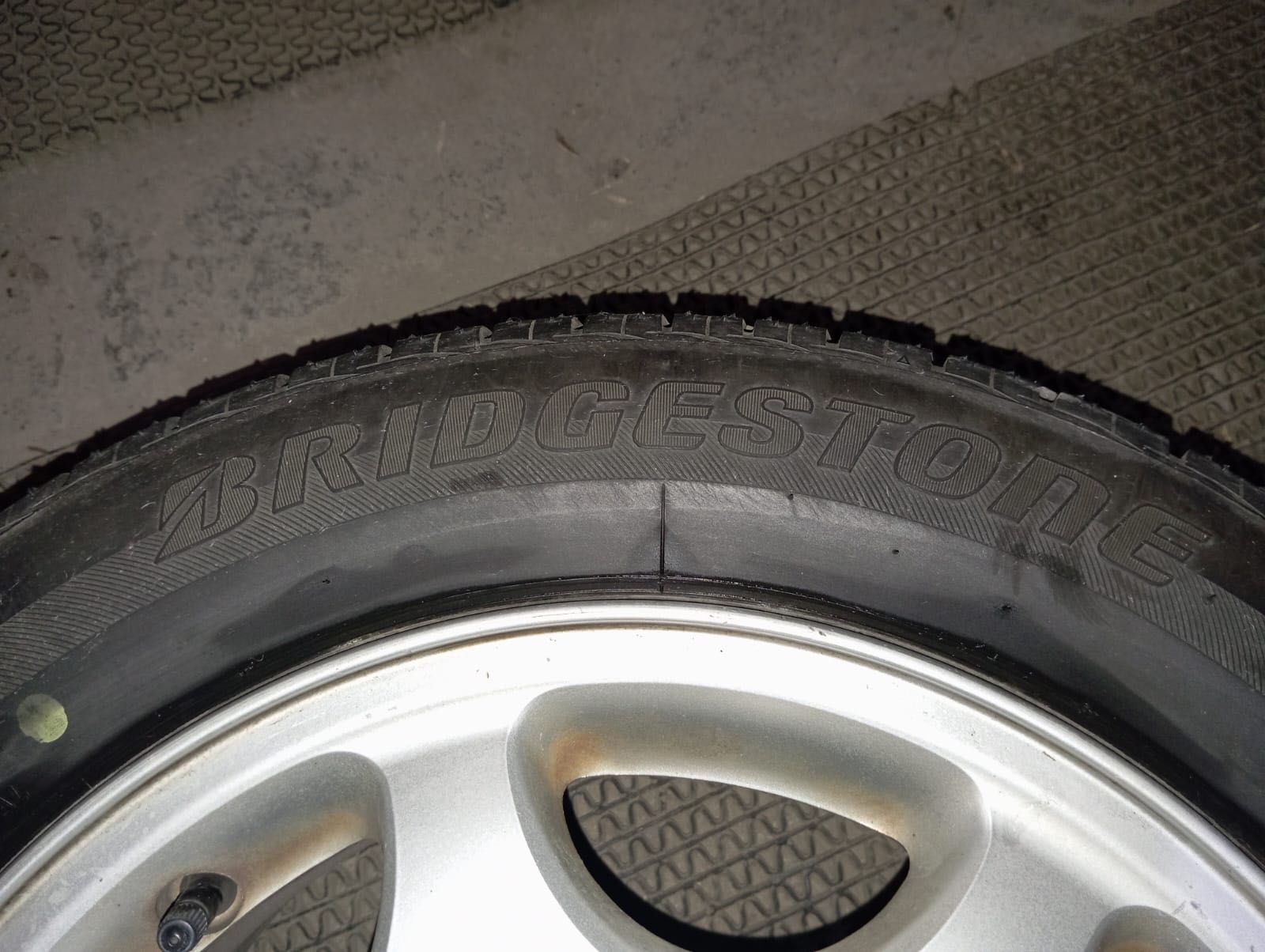 Летние шины Bridgestone 195/60/R15 + диски Subaru R15