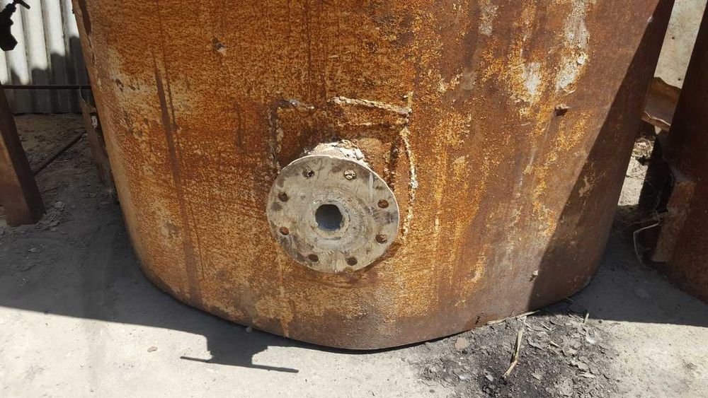 Продаю бочку из нержавейки. 1300 литр.