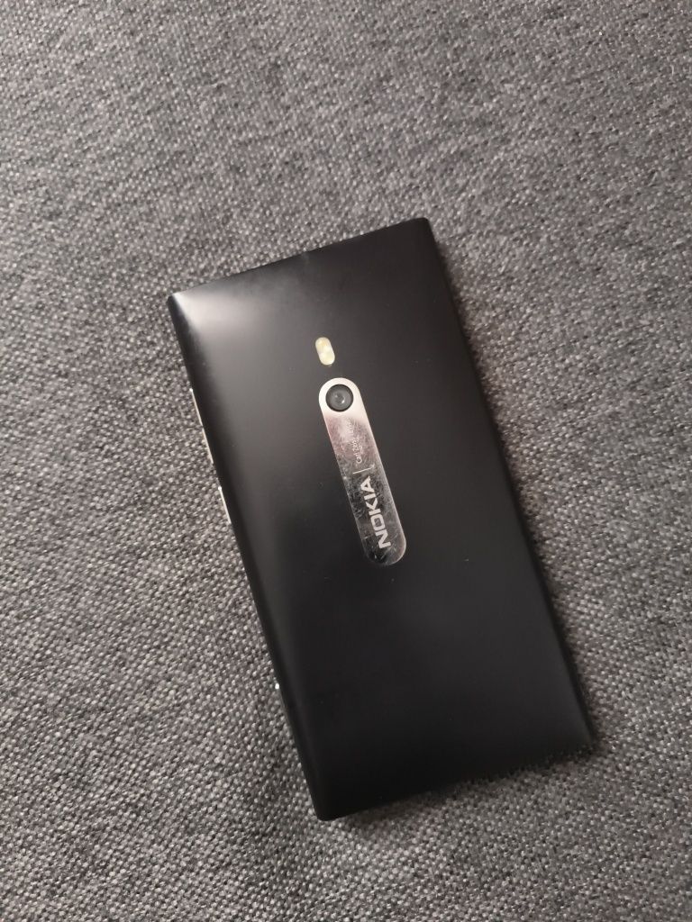 Nokia Lumia 800 Black cu windows phone 7.5, 16 gb stocare, liber retea