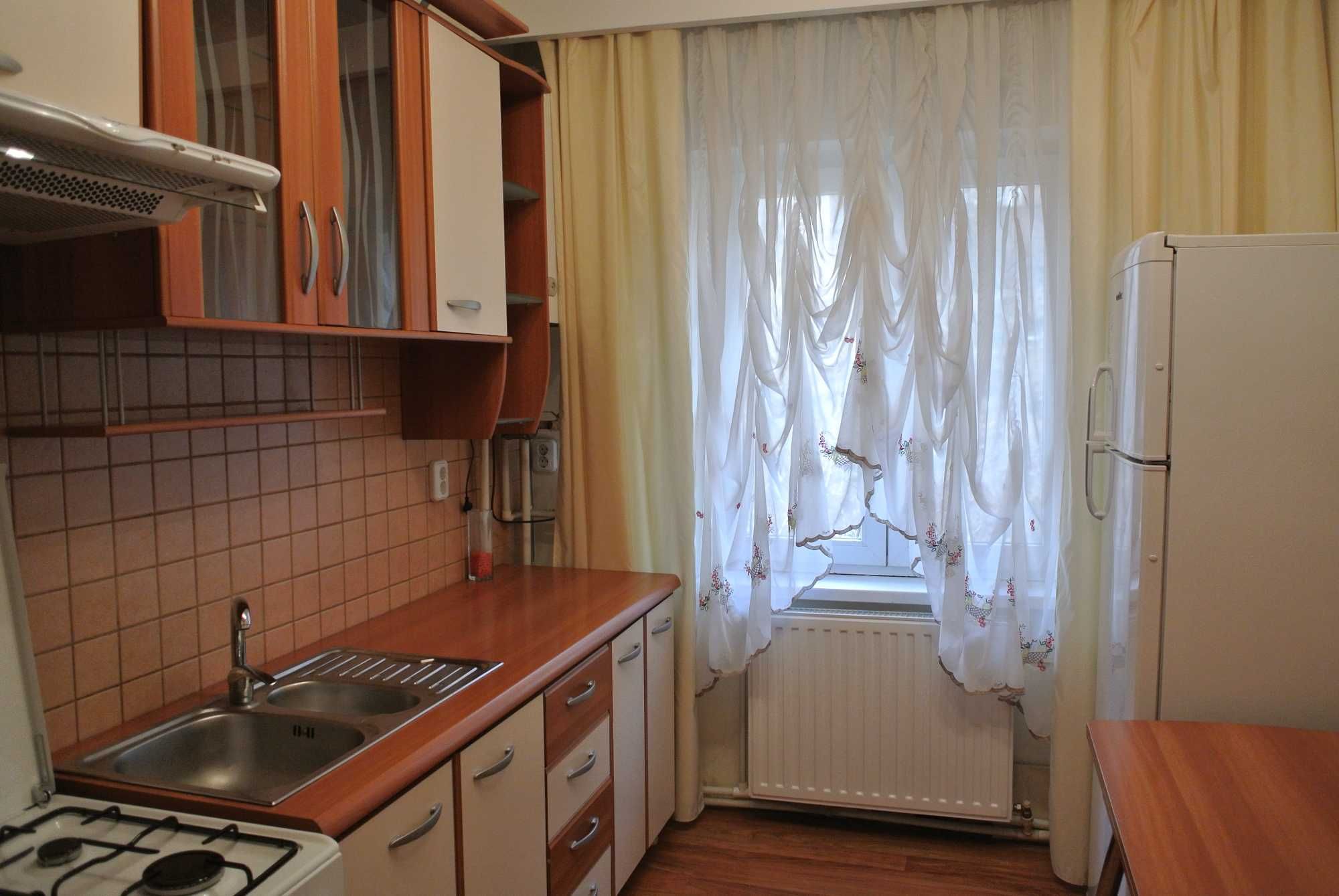 Inchiriez apartament de 2 camere, zona ultracentrala
