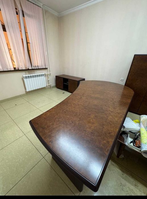 Продается  недорого итальянская офисная мебель .