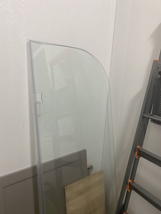 Стеклянная шторка для ванны