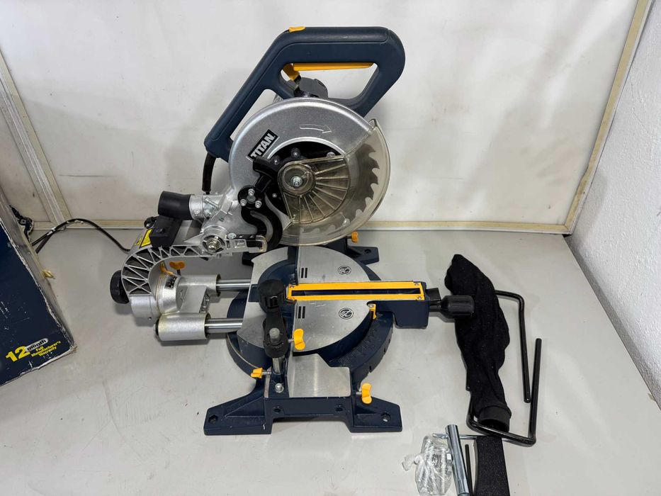 Циркуляр пендула - Titan 1800W / 210mm
