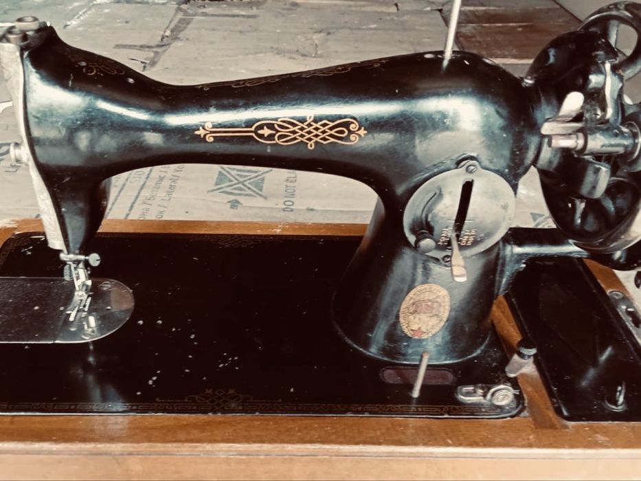 Продам швейную машину СССР, ручная, с чехлом, в рабочем состоянии.