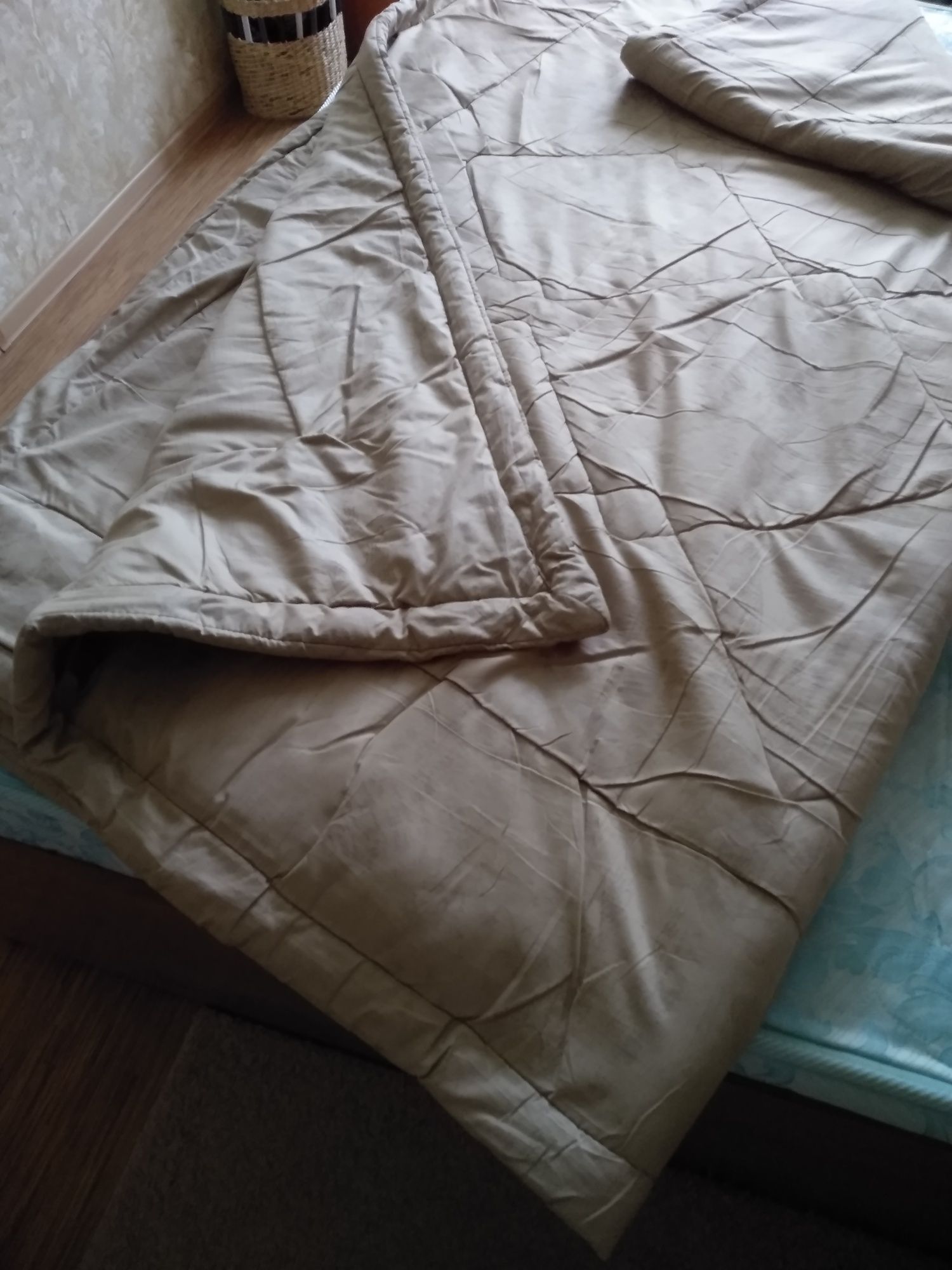 Продам одеяло двухспальное.