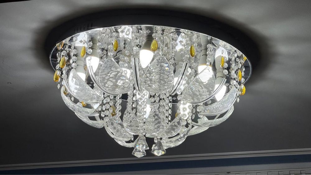 Продаётся красивая люстра