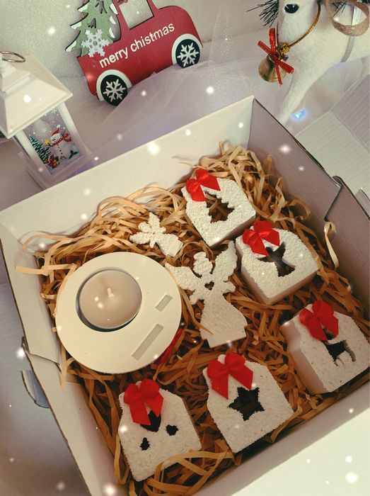 Коледна украса (свещник,малки къщички за декорация,коледни играчки)