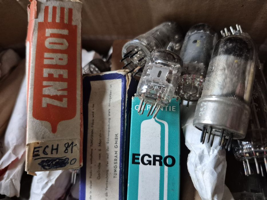 Vând Lot 150-200 Lampi,pentru radio din anii 1940-1970 o cutie full