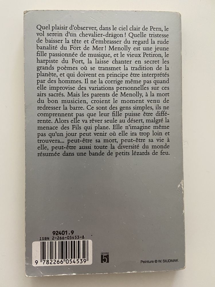 Книга фентъзи на френски “Le chant de dragon” Anne McCaffrey