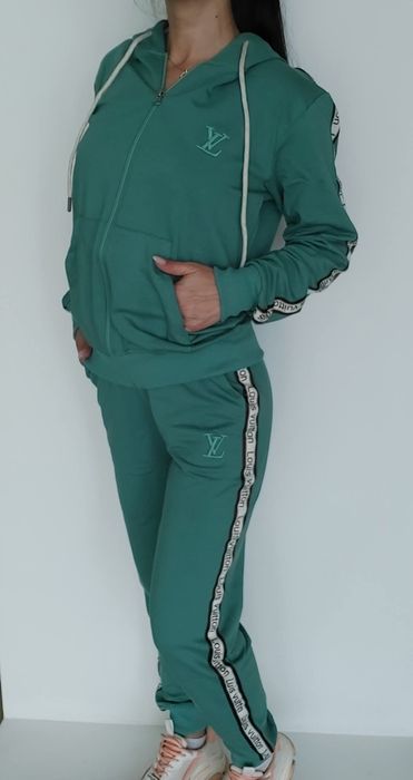 Дамски спортни комплекти