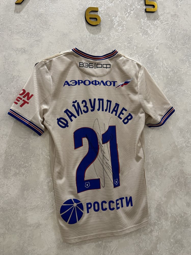 Оригинал форма с автографом Аббос Файзуллаев