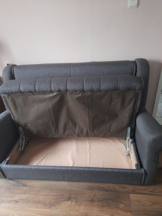 Canapea extensibilă cu saltea pe arcuri , in stare bună, culoare gri i
