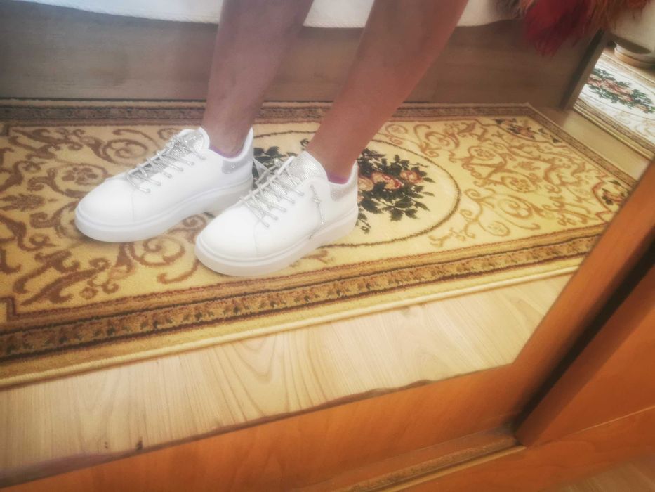 Чисто нови блестящи кецове