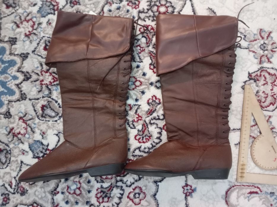 высокие сапоги коричневого цвета, на низких каблуках. Чистая кожа!!