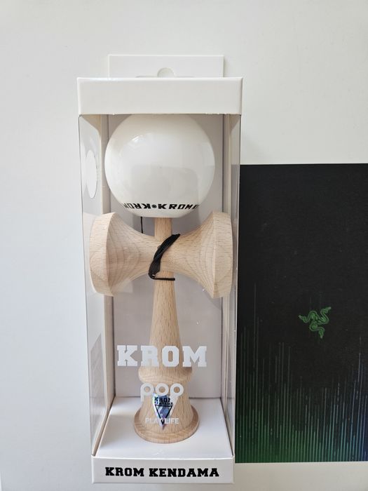 Kendama Krom Pop LOL sticky lucios alb, nou (curier)