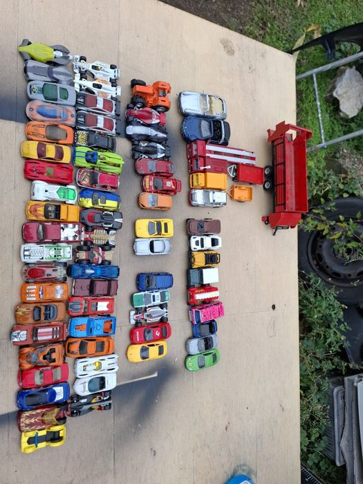 Продава се лот от метални колички.