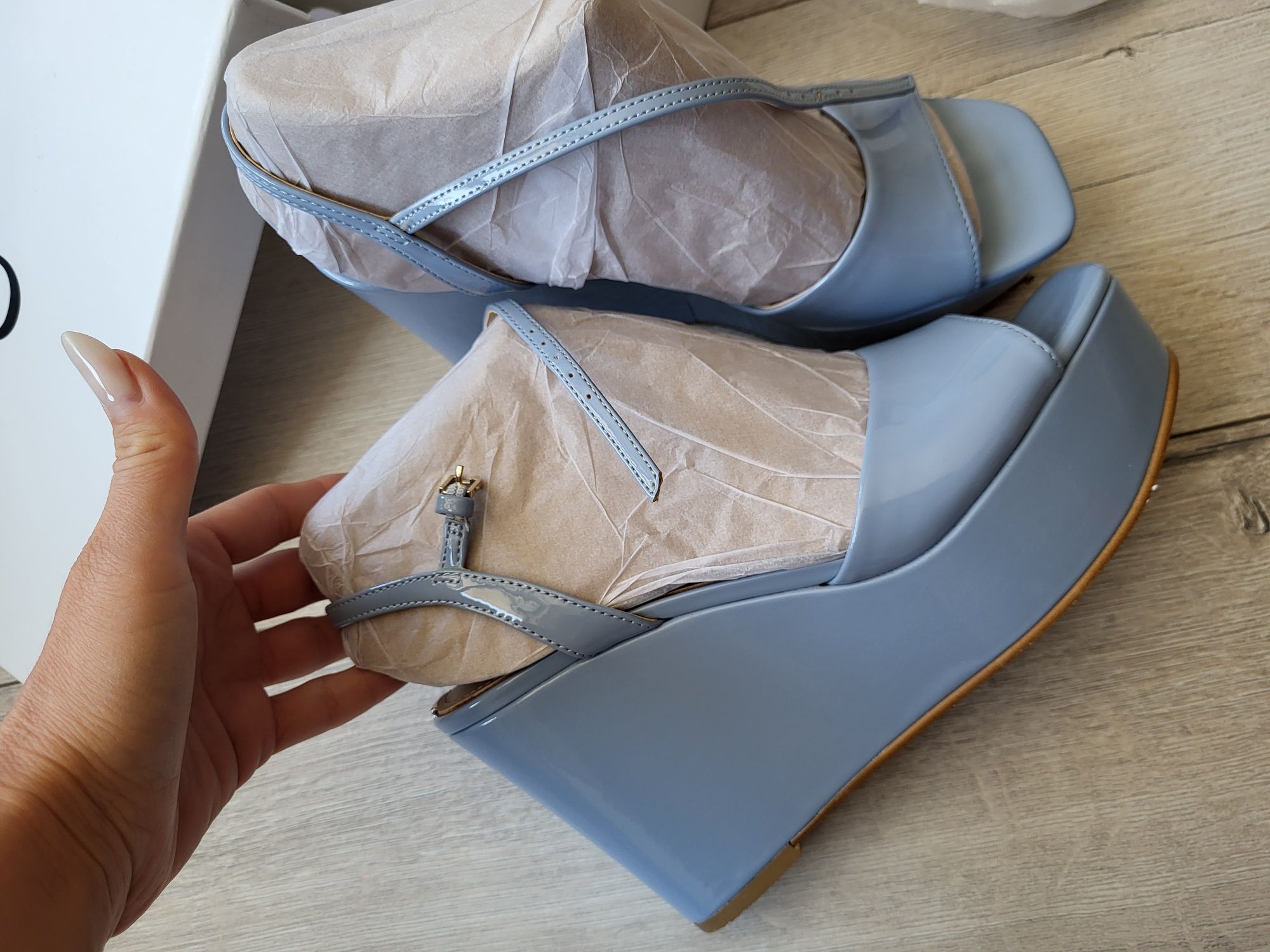 Дамски сандали с платформа Guess