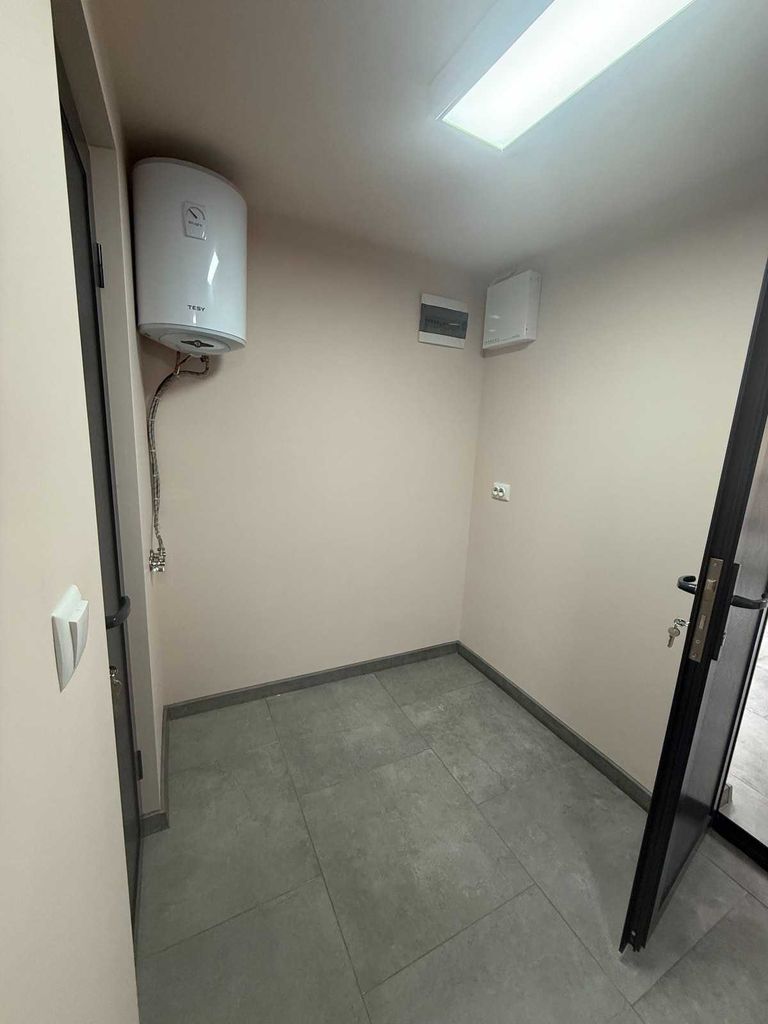 Дава се под наем Офис в Добрич, Център - 75 кв.м за 408 € - Снимка #7
