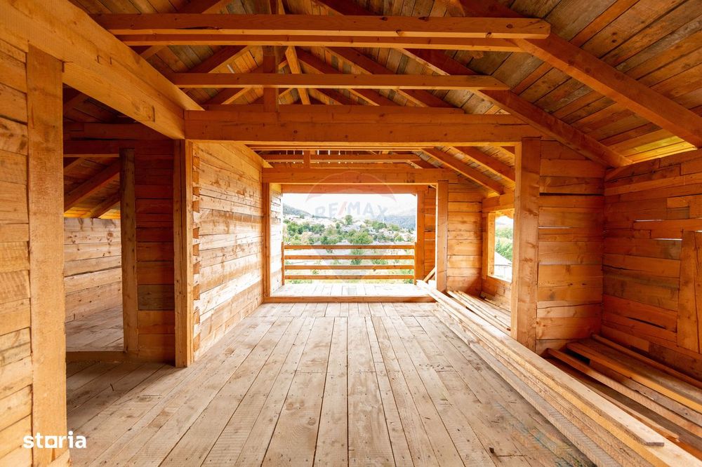 Duplex spațios – oportunitate pentru dezvoltatori sau două familii