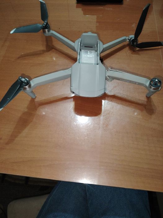 DJI Mavic căzută. Pentru piese plăcile de bază funcționale.