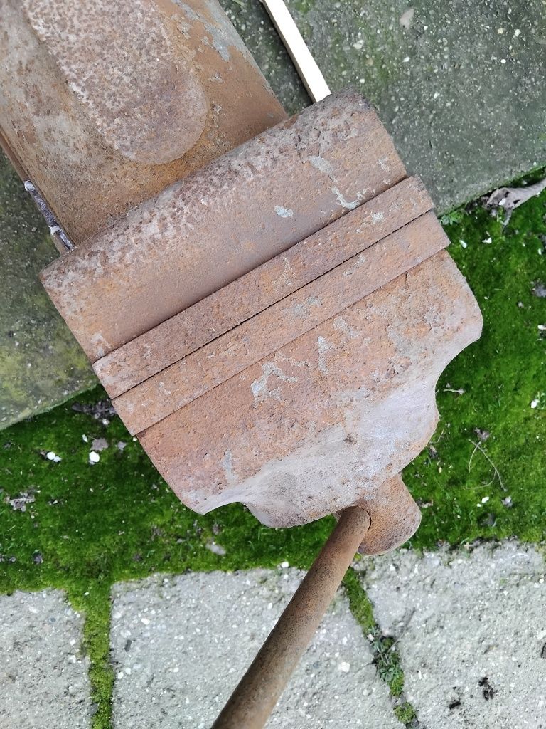 Vând menghină 150mm în stare perfecta nefolosita niciodată