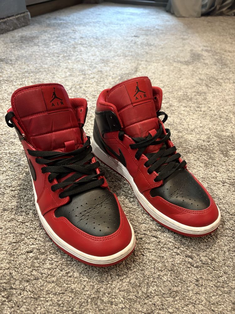 Nike Air Jordan 1 mid обувки