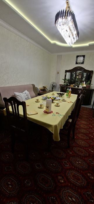 Стол и стулья 8 штуки продаётся комплект хорошем состоянии